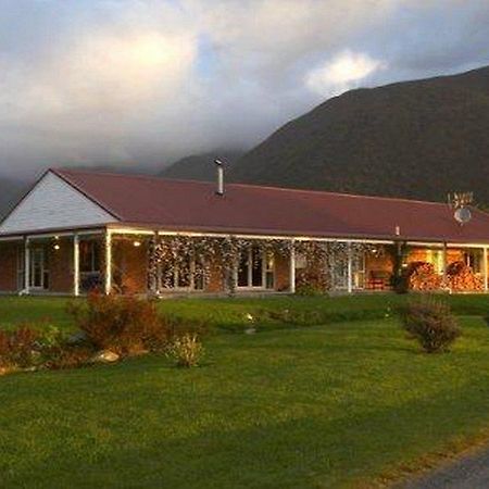 Misty Peaks Hotel Fox Glacier Exterior photo