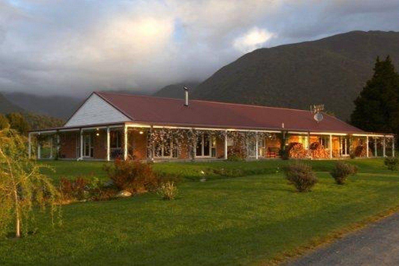 Misty Peaks Hotel Fox Glacier Exterior photo