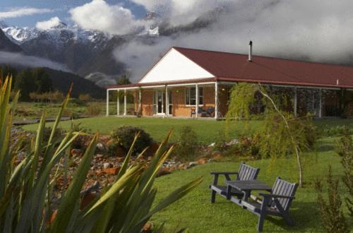 Misty Peaks Hotel Fox Glacier Exterior photo