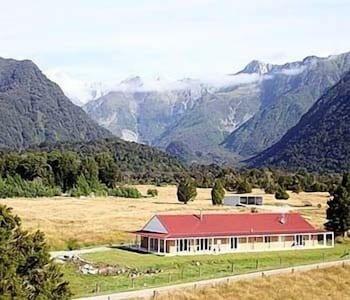 Misty Peaks Hotel Fox Glacier Exterior photo