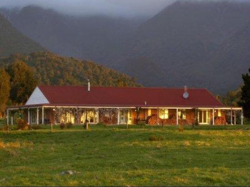 Misty Peaks Hotel Fox Glacier Exterior photo